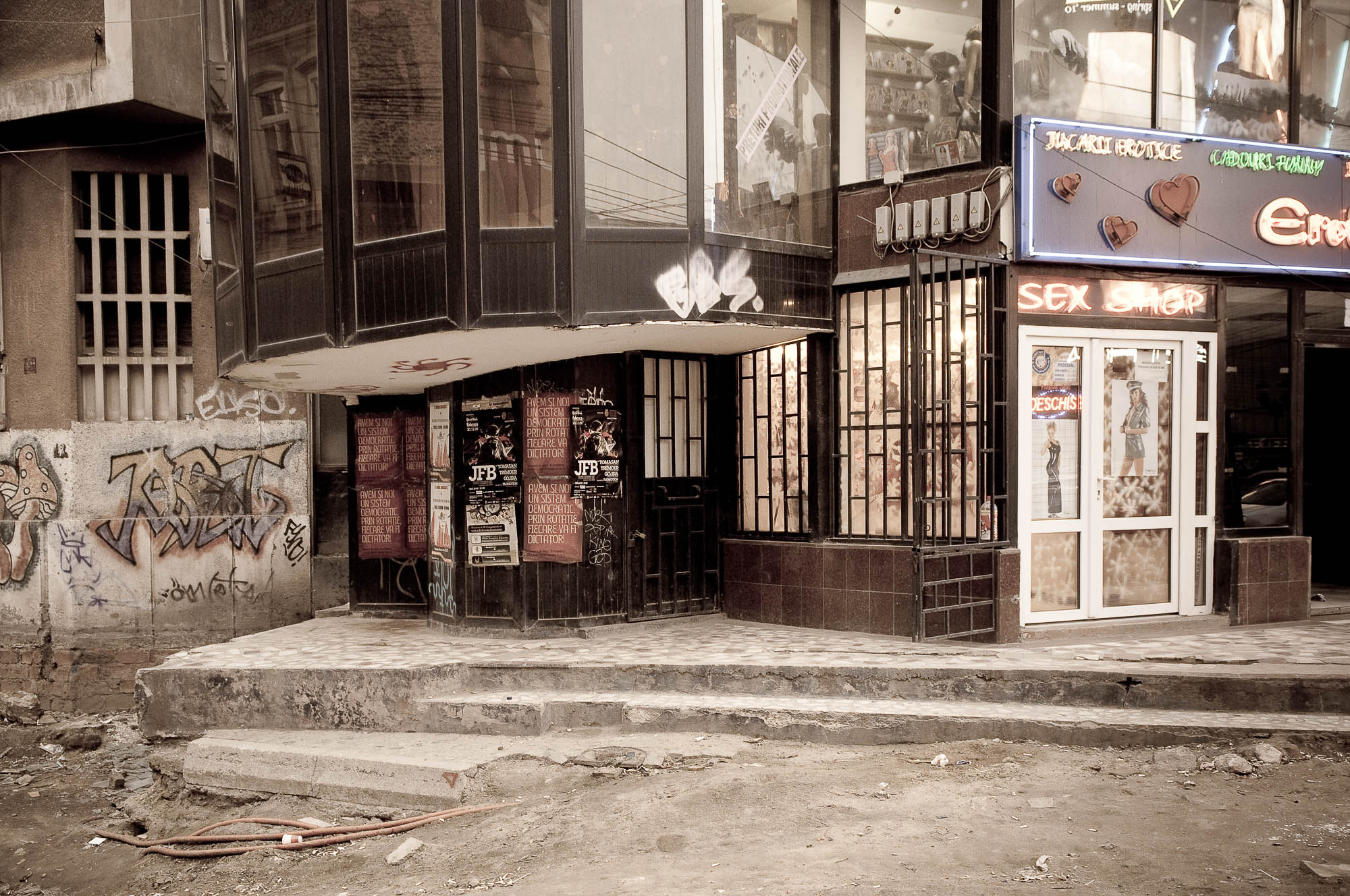 Bucharest decay 36